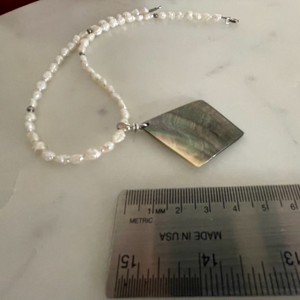 Handcrafted cultured freshwater rice pearl necklace. - Picture 3 of 10